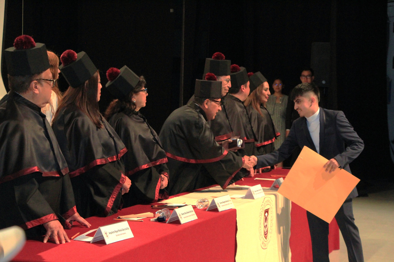 La UATx  fortalece su legado con la entrega de 776 títulos profesionales
